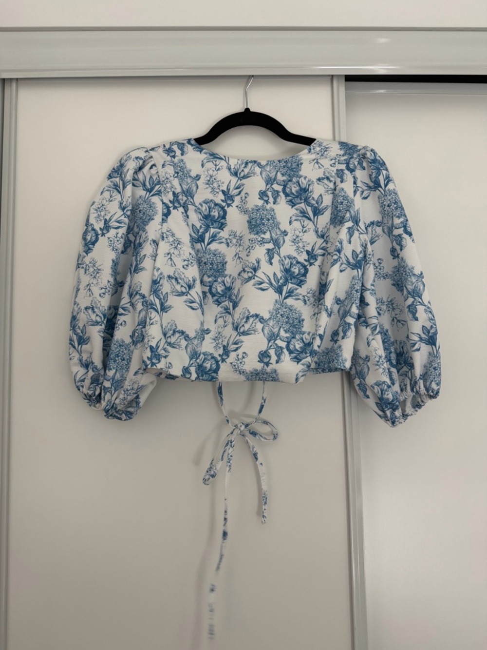 River Island White and Blue Floral Puff-Sleeve Crop Top